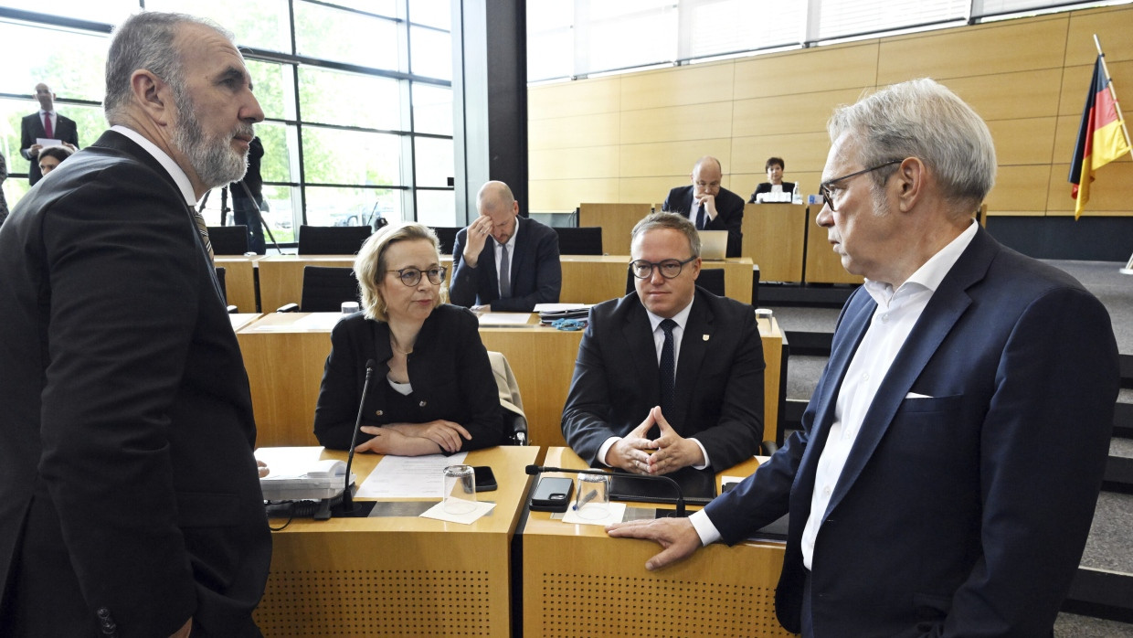 Brombeere: Steffen Schütz, Katja Wolf (beide BSW), Mario Voigt (CDU) und Georg Maier (SPD)