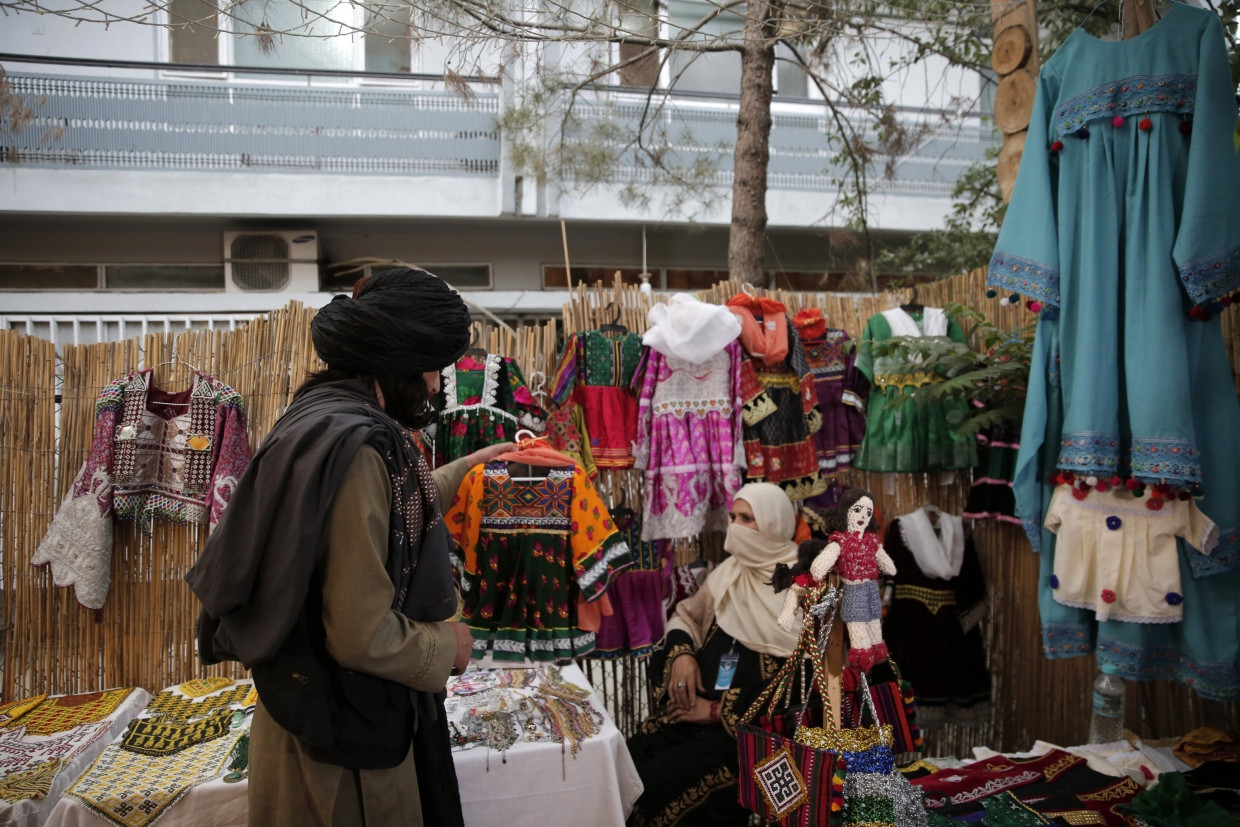 Kunsthandwerk auf einem Markt für Frauen in Kabul