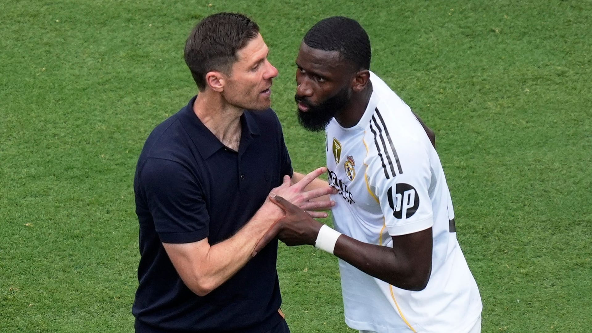 Erleichtert: Real-Trainer Alonso (li.) mit Abwehrspieler Rüdiger. Erleichtert: Real-Trainer Alonso (li.) mit Abwehrspieler Rüdiger.