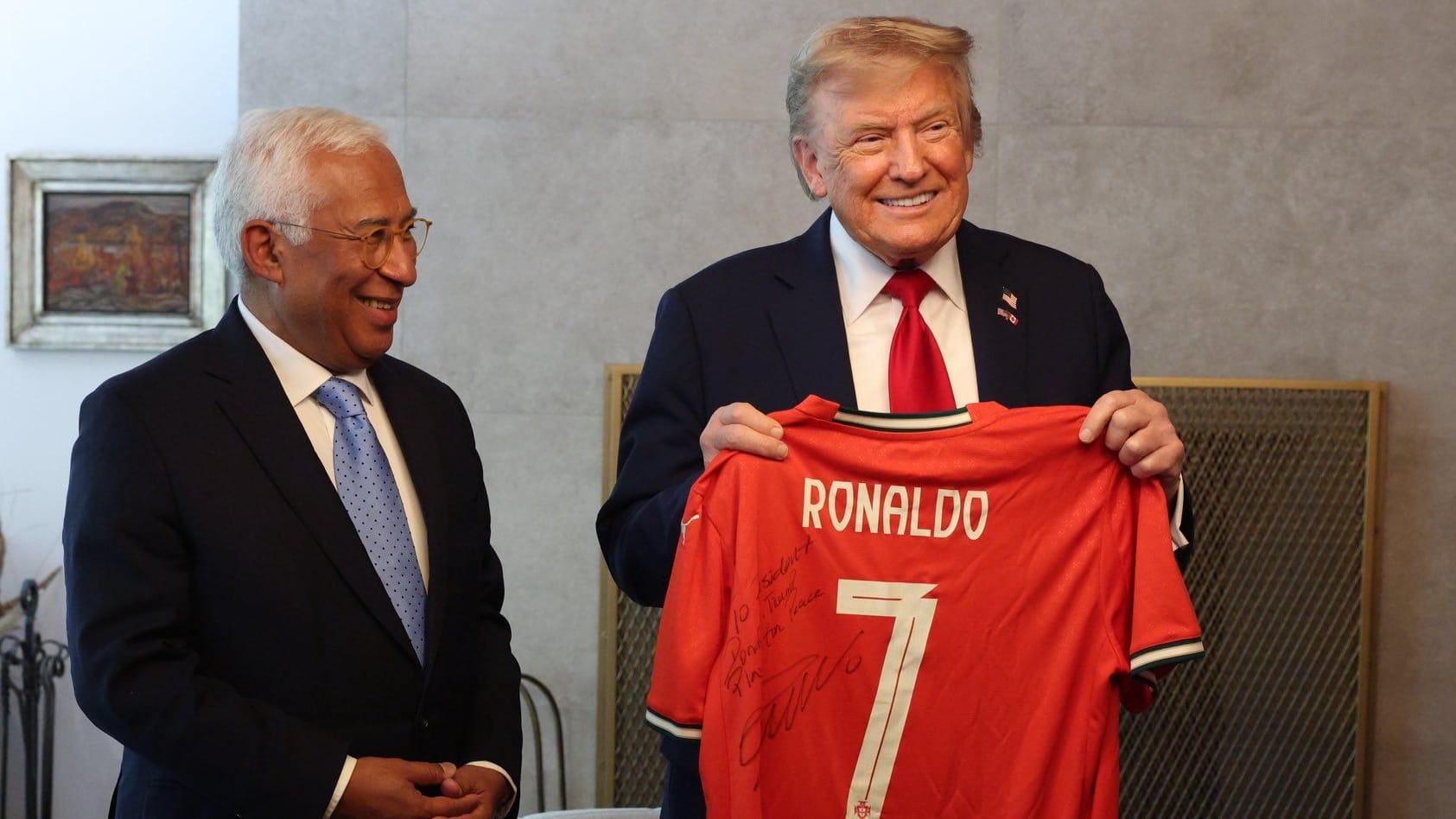 Donald Trump (r.) hält ein signiertes Trikot von Cristiano Ronaldo in den Händen. Neben ihm steht der portugiesische EU-Ratspräsident António Costa. Donald Trump (r.) hält ein signiertes Trikot von Cristiano Ronaldo in den Händen. Neben ihm steht der portugiesische EU-Ratspräsident António Costa.