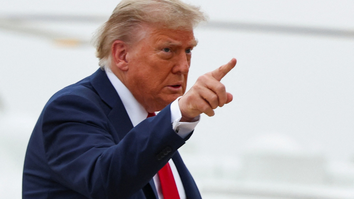US-Präsident Donald Trump gestikuliert vor dem Abflug nach Kanada, wo er am G7-Gipfel teilnehmen will.