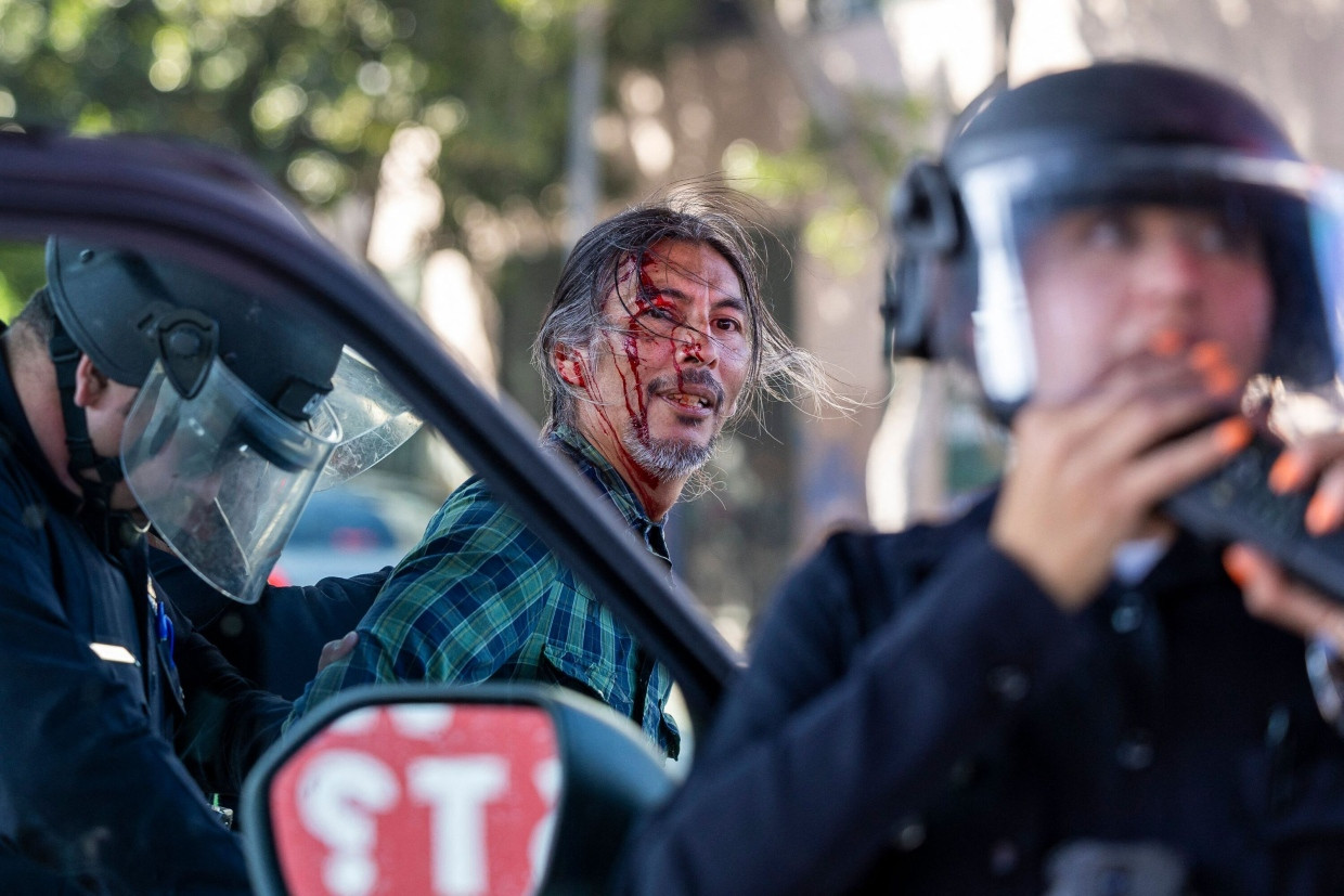 Polizisten haben in Los Angeles einen Mann festgenommen.