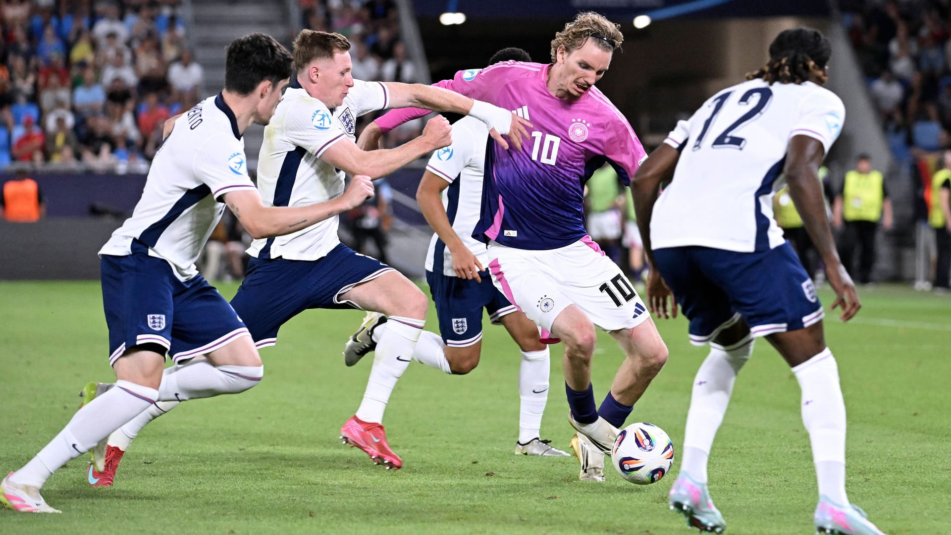 Deutschlands Woltemade (M.) umringt von englischen Gegenspielern: Das Finale der U21-EM ging in die Verlängerung. Deutschlands Woltemade (M.) umringt von englischen Gegenspielern: Das Finale der U21-EM ging in die Verlängerung.