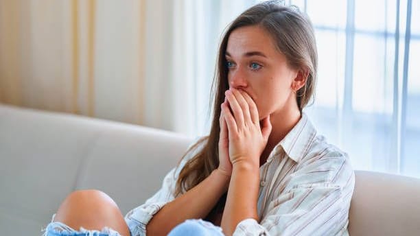 Plötzliche Panikattacke: Der Körper glaubt, er wäre in Gefahr und reagiert mit teils starken körperlichen und psychischen Symptomen. Plötzliche Panikattacke: Der Körper glaubt, er wäre in Gefahr und reagiert mit teils starken körperlichen und psychischen Symptomen.
