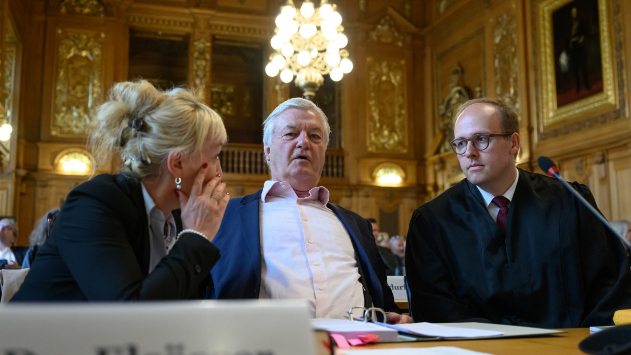 Stephanie und Jürgen Elsässer mit dem Rechtsanwalt Laurens Nothdurft am Dienstag im Bundesverwaltungsgericht in Leipzig