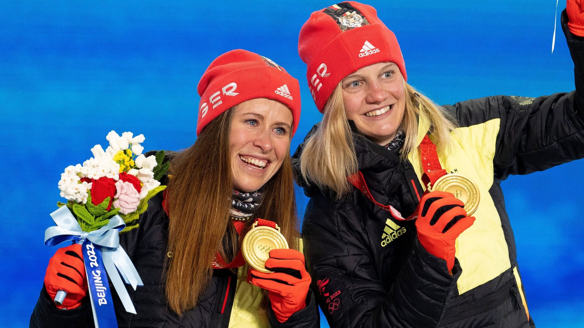 Victoria Carl (r.) nach ihrem Olympiasieg neben Katharina Hennig: Gegen die deutsche Langläuferin wird ermittelt. Victoria Carl (r.) nach ihrem Olympiasieg neben Katharina Hennig: Gegen die deutsche Langläuferin wird ermittelt.