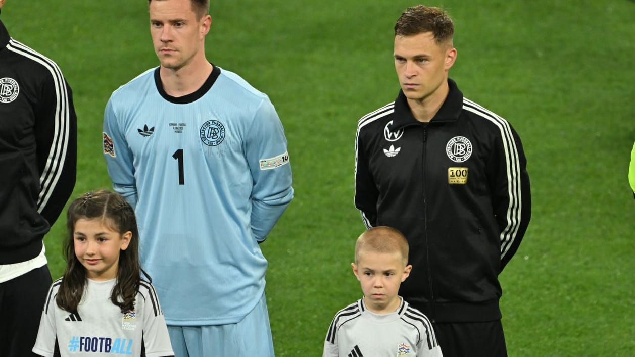 Mit "100"-Aufnäher auf der Trainingsjacke: Joshua Kimmich und einer seiner Söhne vor Anpfiff der Partie gegen Portugal. Mit "100"-Aufnäher auf der Trainingsjacke: Joshua Kimmich und einer seiner Söhne vor Anpfiff der Partie gegen Portugal.
