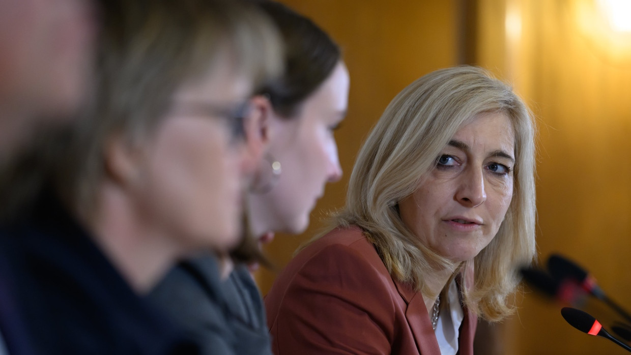 Gesundheitsministerin Nina Warken (CDU), hier bei der Gesundheitsministerkonferenz am 12. Juni, wo sie die Zurückhaltung des Sudhof-Berichts noch rechtfertigte.