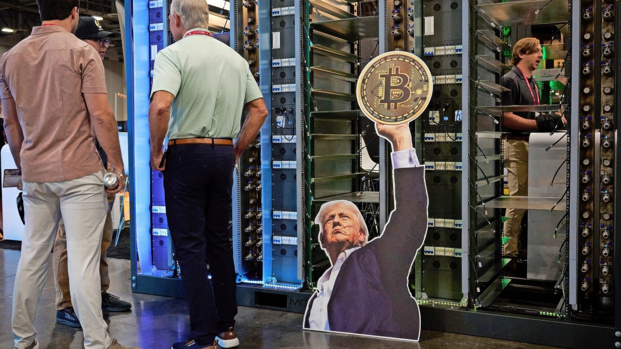 Am Stand von Moonshots während der Bitcoin-Konferenz in Las Vegas steht ein Pappaufsteller von US-Präsident Donald Trump, der eine Bitcoin-Münze hält.