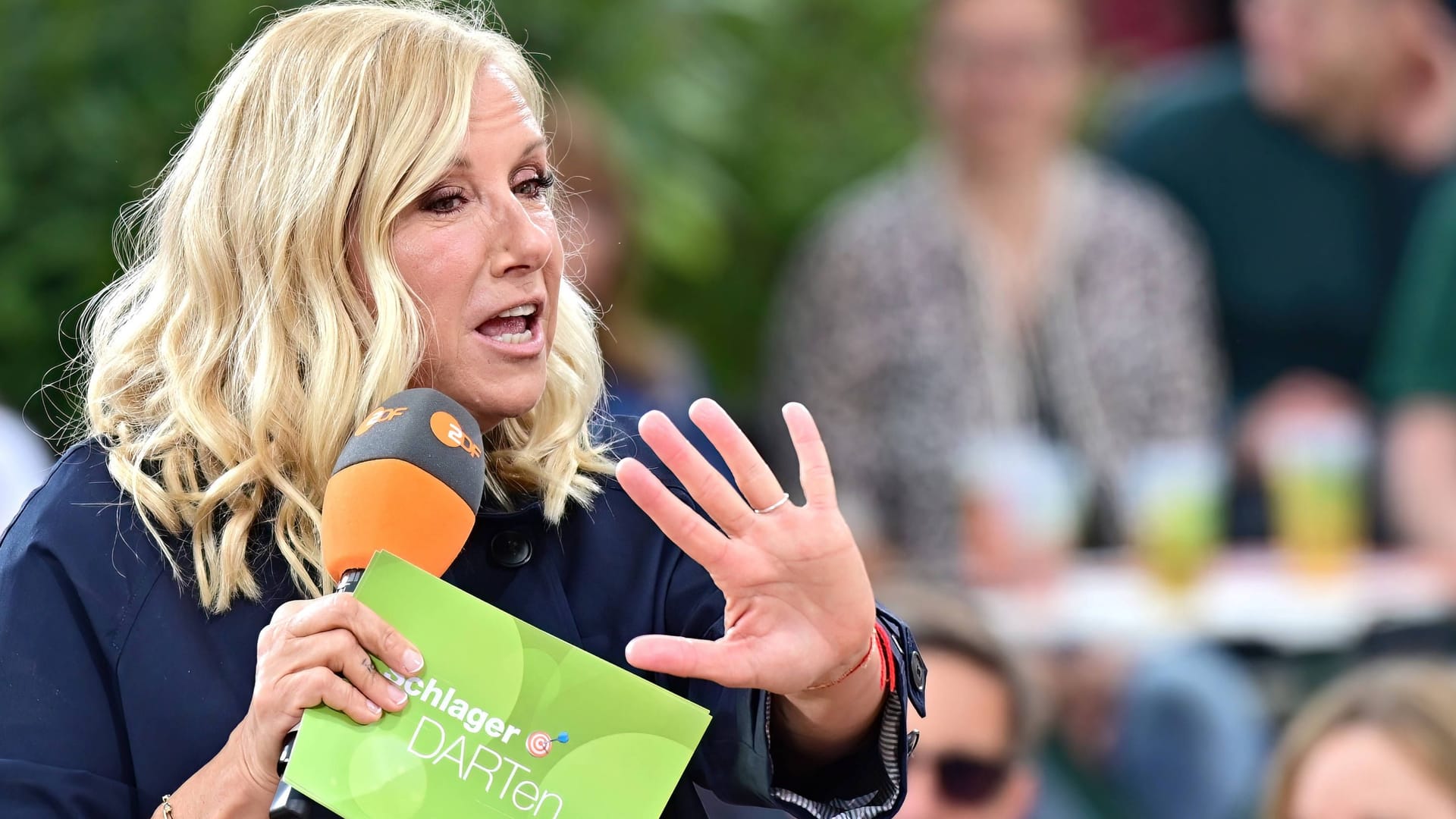 Andrea Kiewel: Seit 25 Jahren moderiert sie den "ZDF-Fernsehgarten". Andrea Kiewel: Seit 25 Jahren moderiert sie den "ZDF-Fernsehgarten".