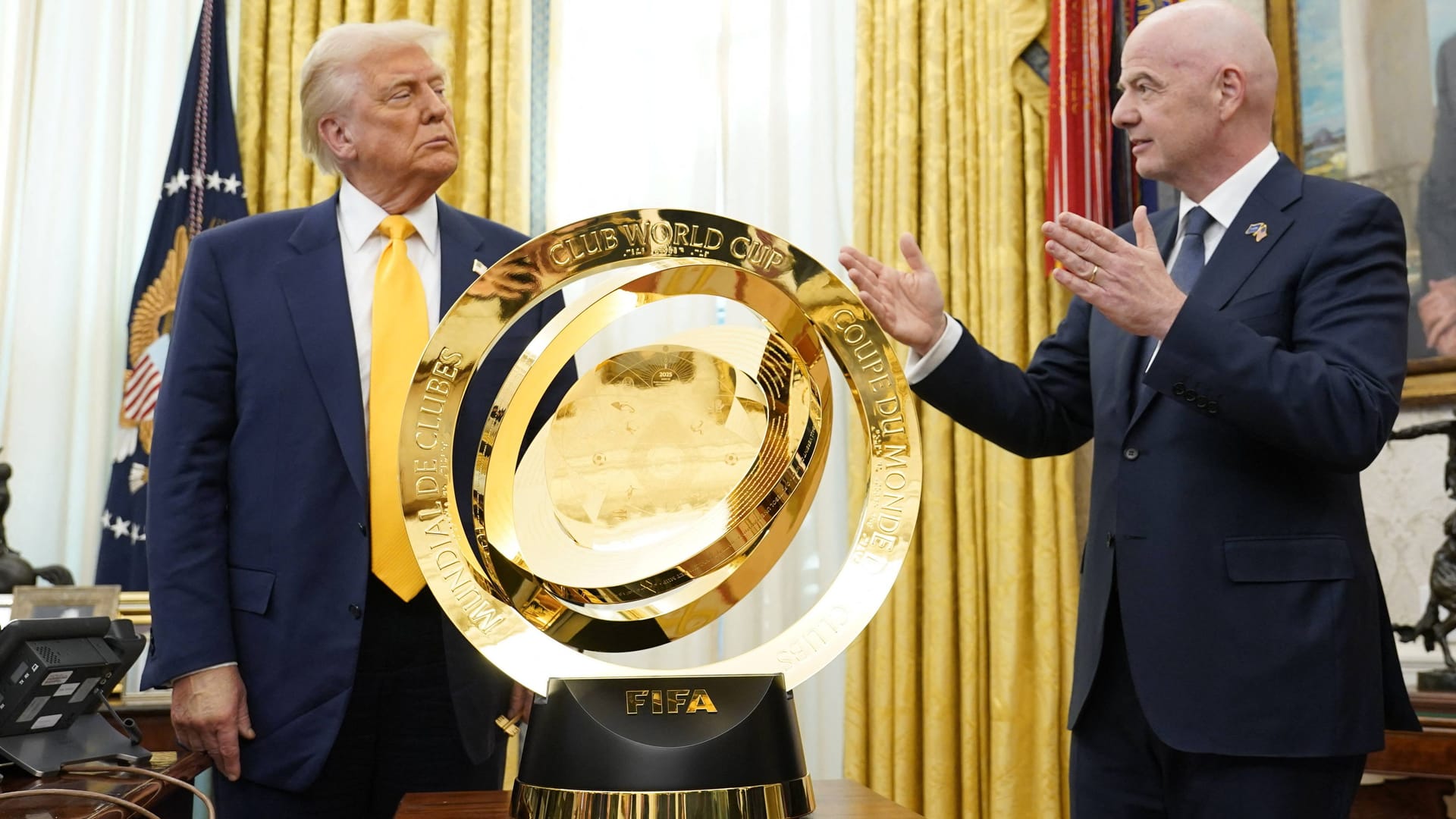 Donald Trump (l.) und Gianni Infantino mit dem Pokal der Klub-WM. Donald Trump (l.) und Gianni Infantino mit dem Pokal der Klub-WM.