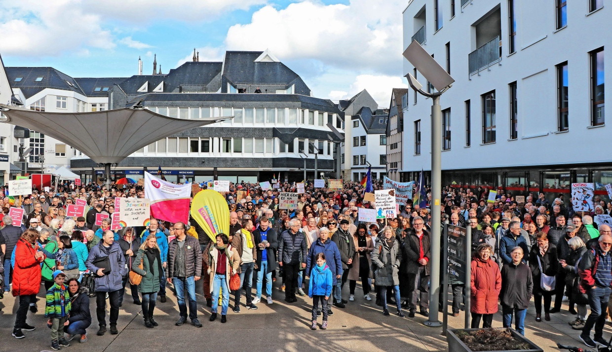 Überparteilich gegen die AfD. Nagel, neben der Laterne im dunklen Mantel, bei einer Demonstration im März 2024 in Montabaur.
