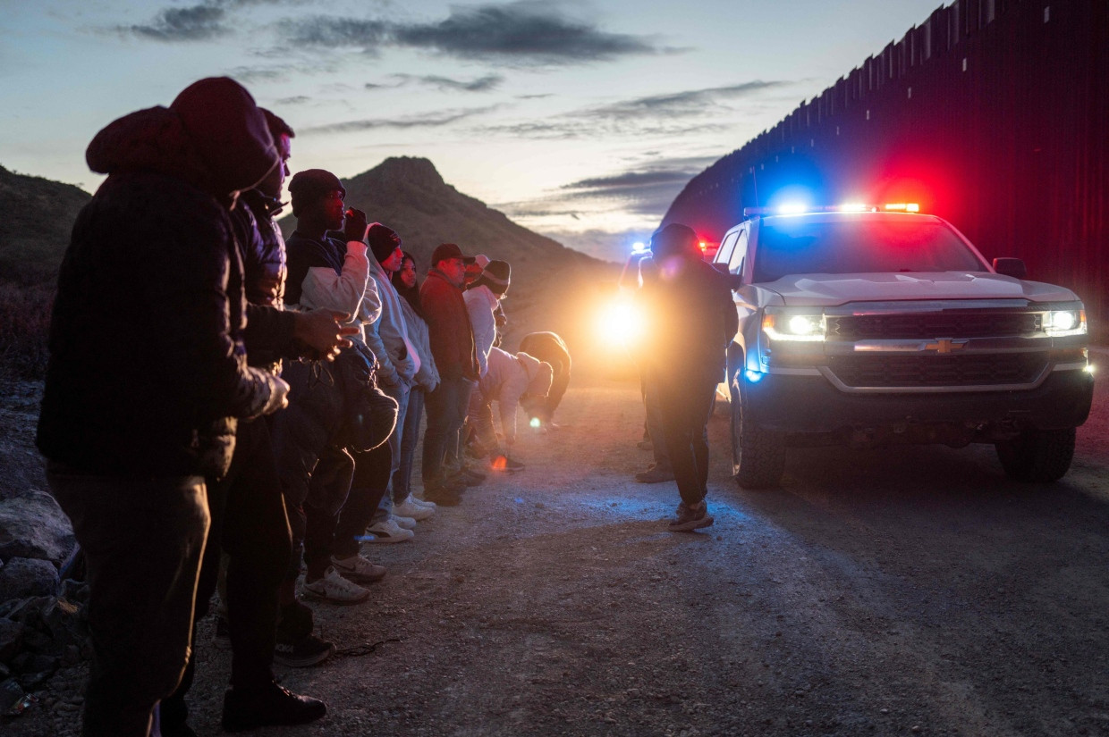Steter Zustrom: Migranten aus Mexiko und Guatemala werden Anfang Januar 2025 von der Polizei getsellt, nachdem sie die Sperranlage an der Grenze überwunden haben.