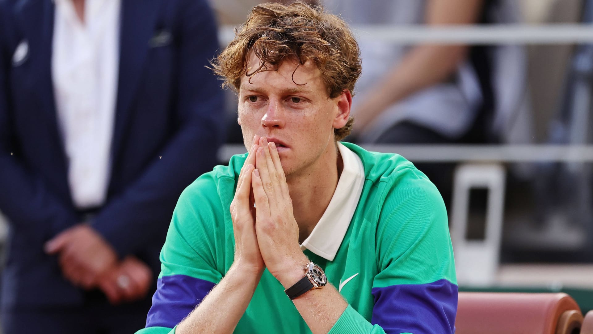 Jannik Sinner erschöpft nach dem Finale der French Open: Der Italiener verpasste seinen vierten Grand-Slam-Titel nur knapp. Jannik Sinner erschöpft nach dem Finale der French Open: Der Italiener verpasste seinen vierten Grand-Slam-Titel nur knapp.