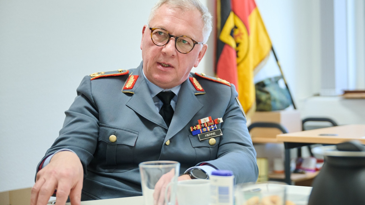 Andreas Henne, Generalmajor und Kommandeur der Heimatschutzdivision sagt: „Wehrdienst ohne Pflichtelemente auf Dauer nicht möglich.“