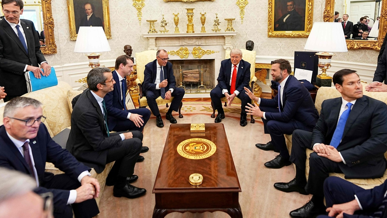 Regierungssprecher Stefan Kornelius, der für Außenpolitik zuständige Abteilungsleiter Günter Sautter, Büroleiter Jacob Schrot, Bundeskanzler Friedrich Merz, US-Präsident Donald Trump, US-Vizepräsident J.D. Vance und US-Außenminister Marco Rubio am 5. Juni im Oval Office.