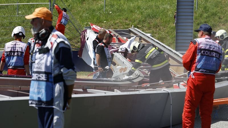 Einsatzkräfte vor Ort: Vor dem Rennen ist ein großes Metall-Werbebanner herunter gekracht. Einsatzkräfte vor Ort: Vor dem Rennen ist ein großes Metall-Werbebanner herunter gekracht.