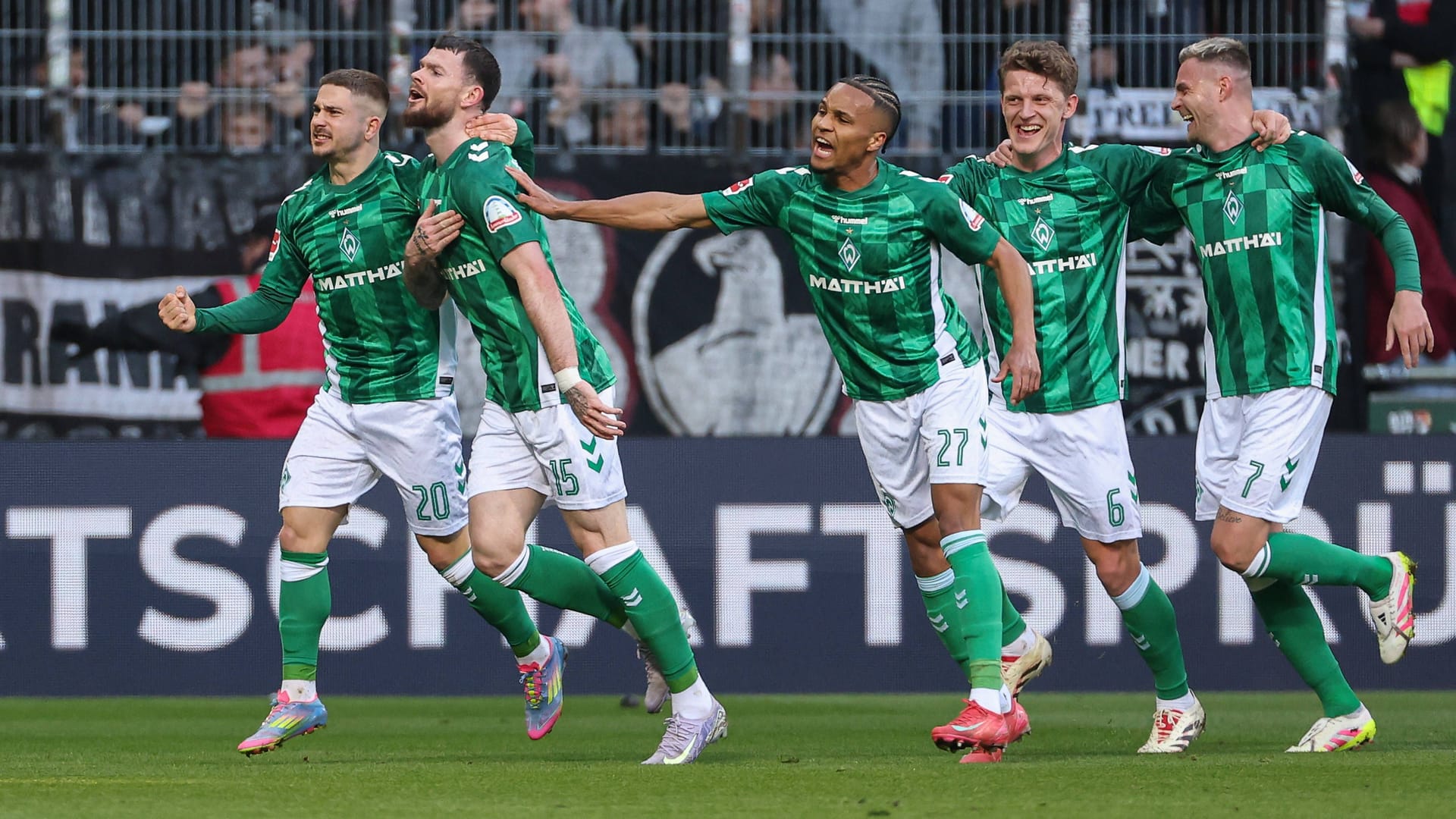Werder-Profis bejubeln ein Tor: Die Bundesliga hat am Donnerstag vorab veröffentlicht, gegen welches Team der SVW die neue Saison beginnt. Werder-Profis bejubeln ein Tor: Die Bundesliga hat am Donnerstag vorab veröffentlicht, gegen welches Team der SVW die neue Saison beginnt.