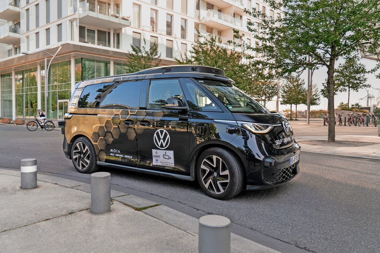 Testfahrt auf der Straße: In Hamburg sind Robotaxis schon unterwegs. Die Serienversion soll etwas länger sein.