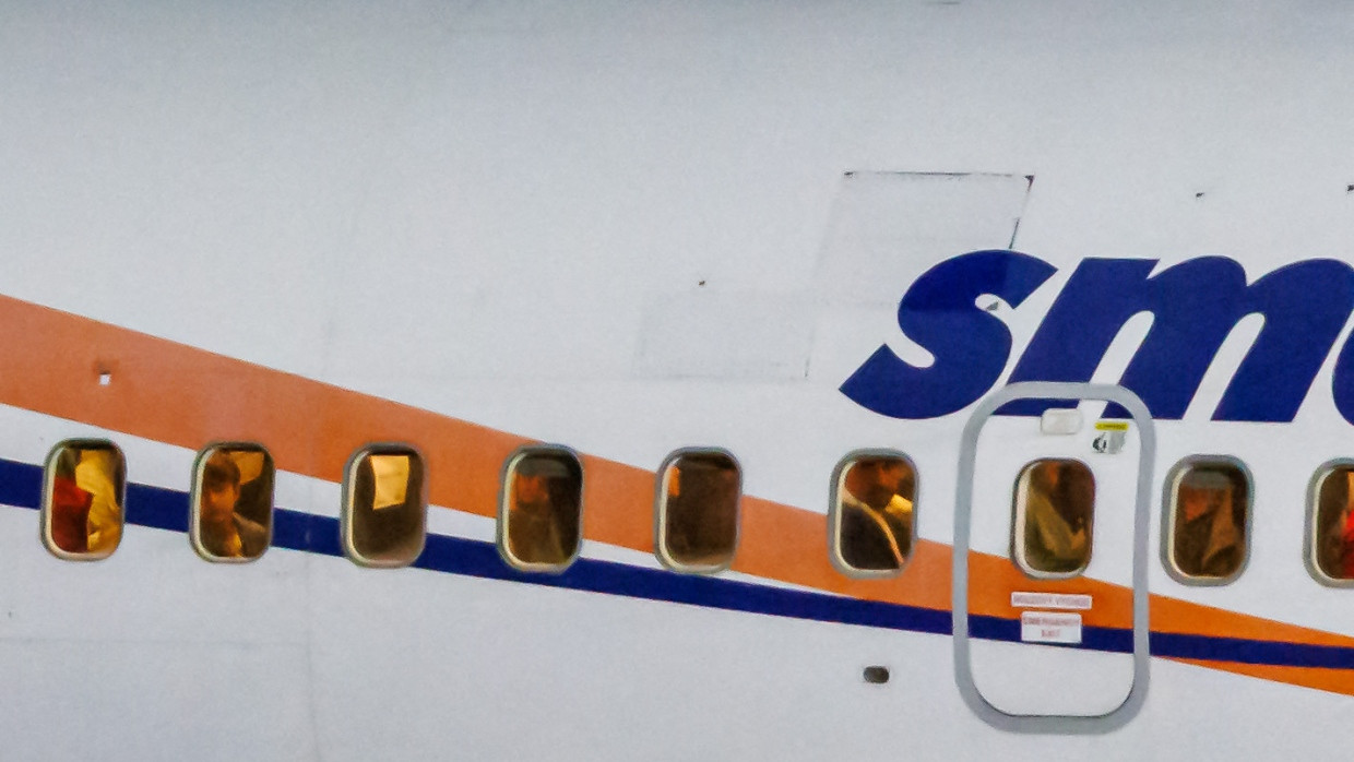 Ein Charterflug mit aufgenommenen Afghanen landet im April in Leipzig.