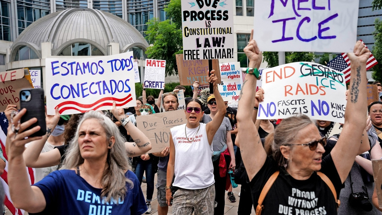 Unterstützer Ábrego Garcías versammeln sich zur Anklageverlesung am 13. Juni vor dem Fred-D.-Thompson-Gerichtsgebäude in Nashville.