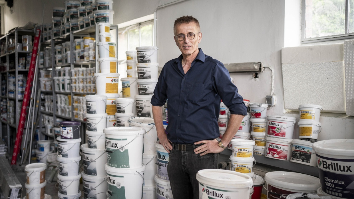 Ziemlich bunt: Malermeister Peter Bollhagen in seinem Betrieb.