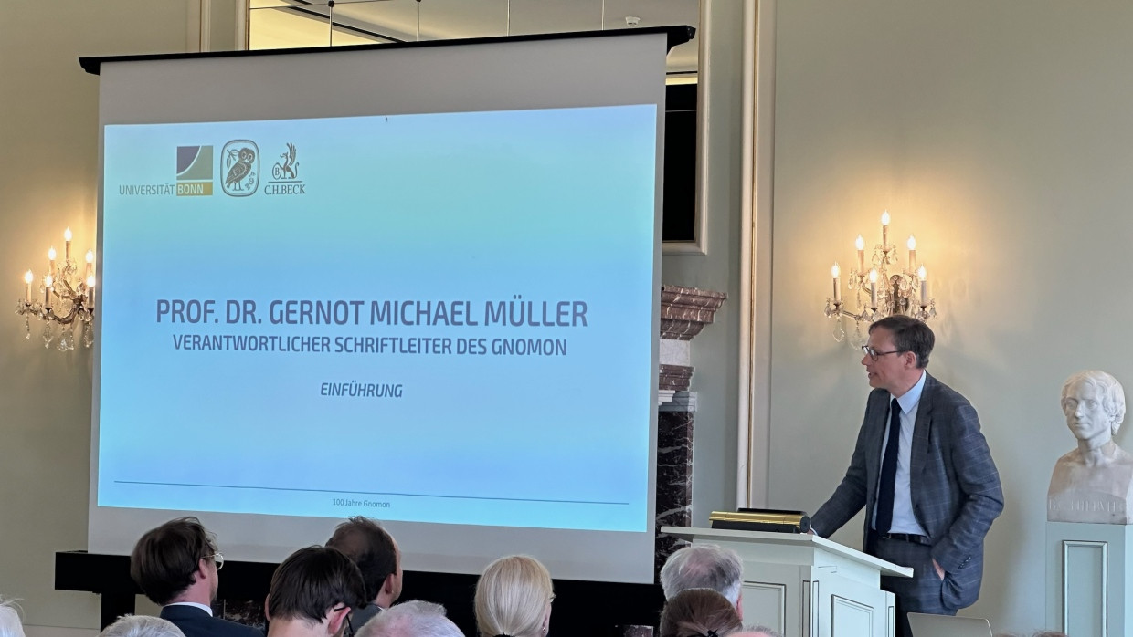 Mit Verve für die Rezension: Gernot Michael Müller bei seinem Vortrag