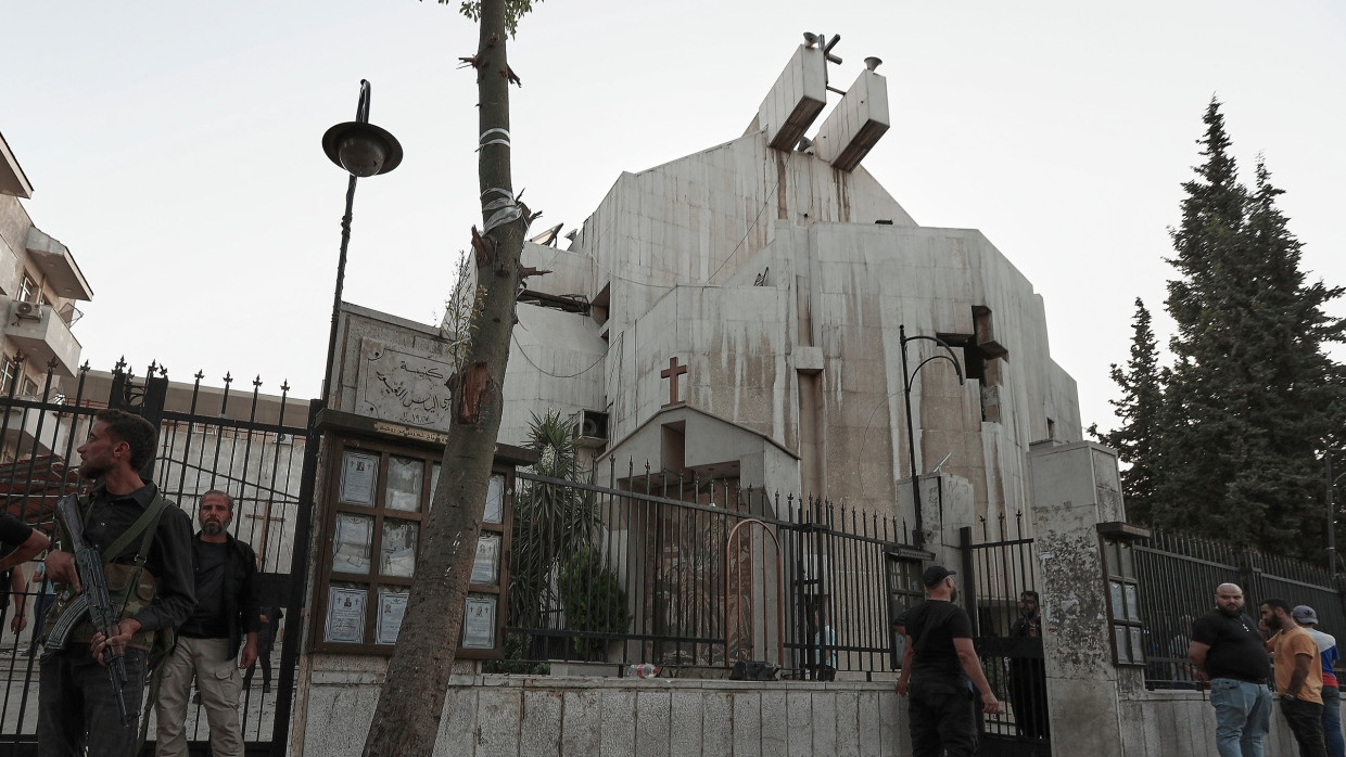 Syrische Sicherheitskräfte stehen am Sonntag Wache vor der Mar-Elias-Kirche in Damaskus.