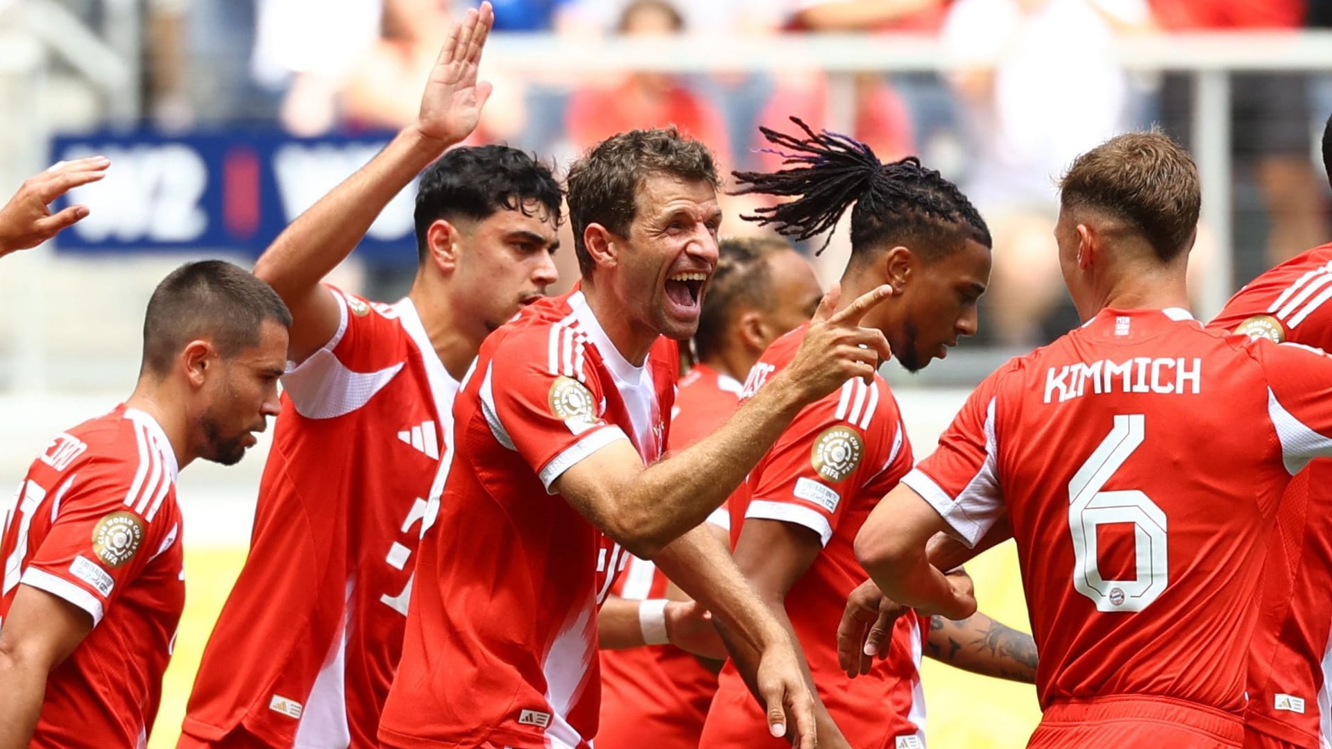 Bestens gelaunt: Thomas Müller (M.) und die Bayern-Stars im Spiel gegen Auckland. Bestens gelaunt: Thomas Müller (M.) und die Bayern-Stars im Spiel gegen Auckland.