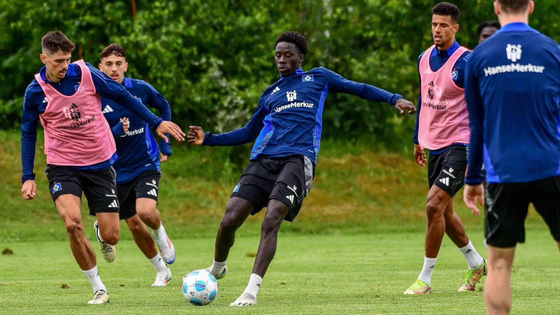 Omar Sillah (m.) zwischen Dennis Hadzikadunic (l.) und Robert Glatzel (Archivbild): Der junge Stürmer wechselt aus der HSV-U21 zu Zweitligist Greuther Fürth. Omar Sillah (m.) zwischen Dennis Hadzikadunic (l.) und Robert Glatzel (Archivbild): Der junge Stürmer wechselt aus der HSV-U21 zu Zweitligist Greuther Fürth.