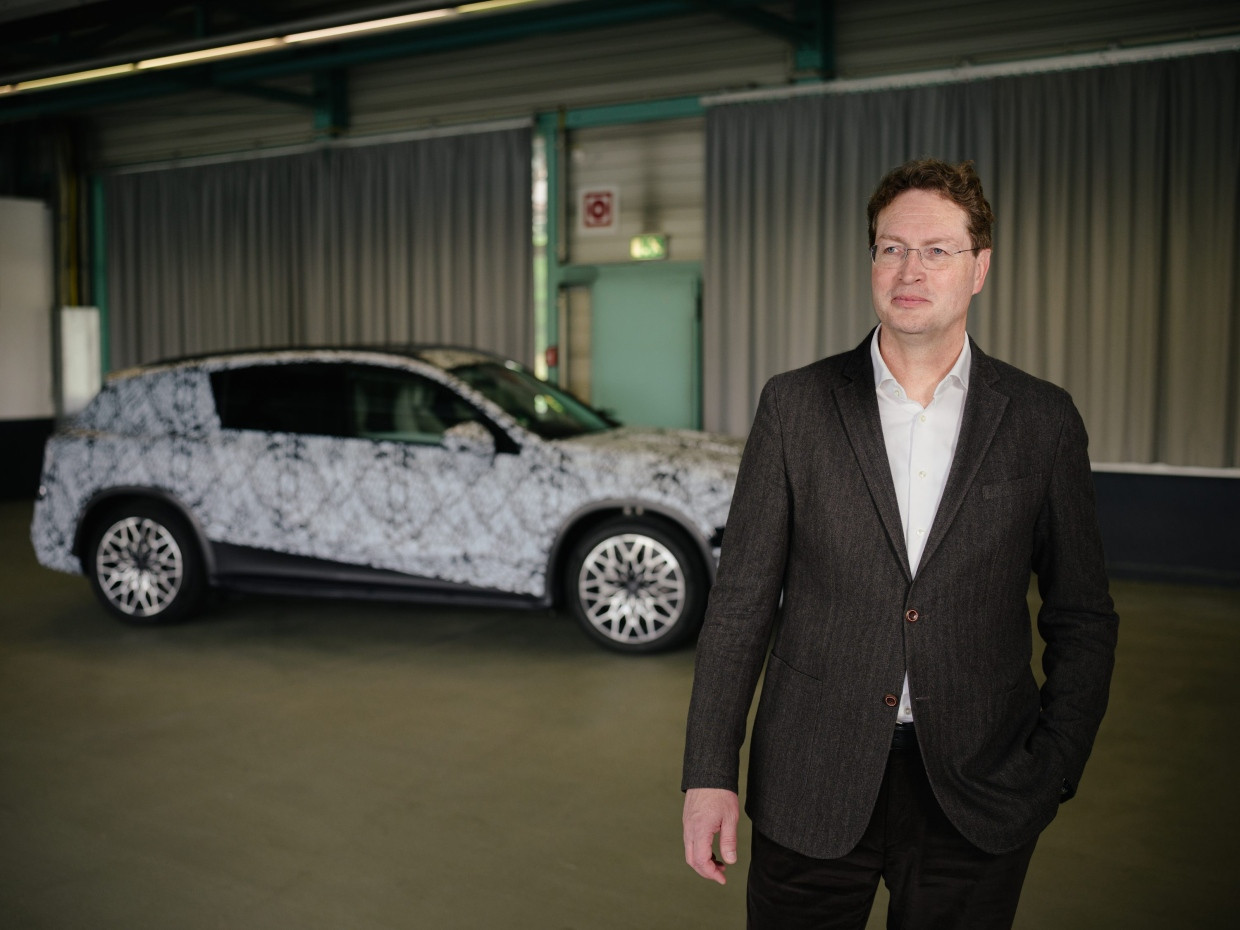 „Wir wollen am Wachstum in den USA partizipieren“: Ola Källenius vor einem getarnten Prototypen in einer Halle im Werk Sindelfingen