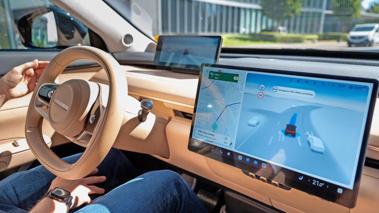 Fahrt mit dem Exeed Sterra ET von Chery durch Stuttgart, gesteuert vom KI-basierten Driving Assistant von Bosch.