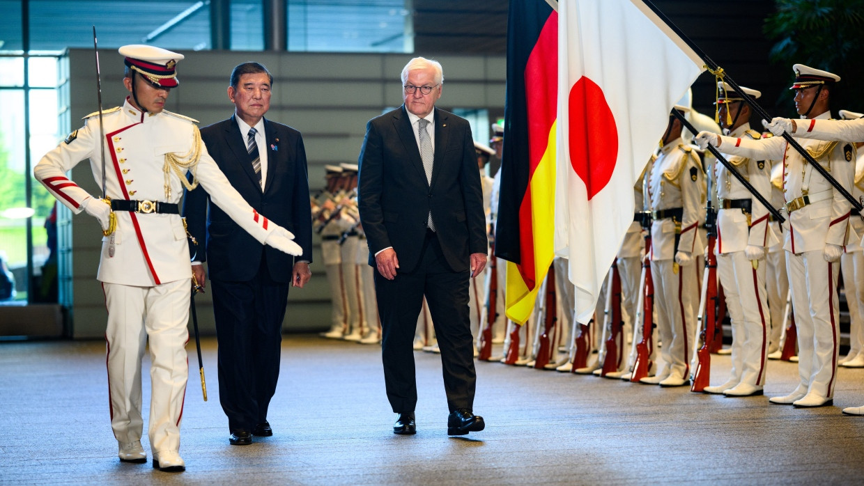 Bundespräsident Frank-Walter Steinmeier (r) wird von Shigeru Ishiba, Ministerpräsident von Japan, an dessen Amtssitz begrüßt.