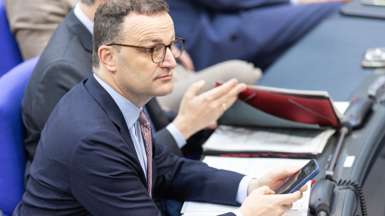Unionsfraktionschef Jens Spahn muss sich mehr als fünf Jahre später für seine Entscheidungen als Gesundheitsminister rechtfertigen.