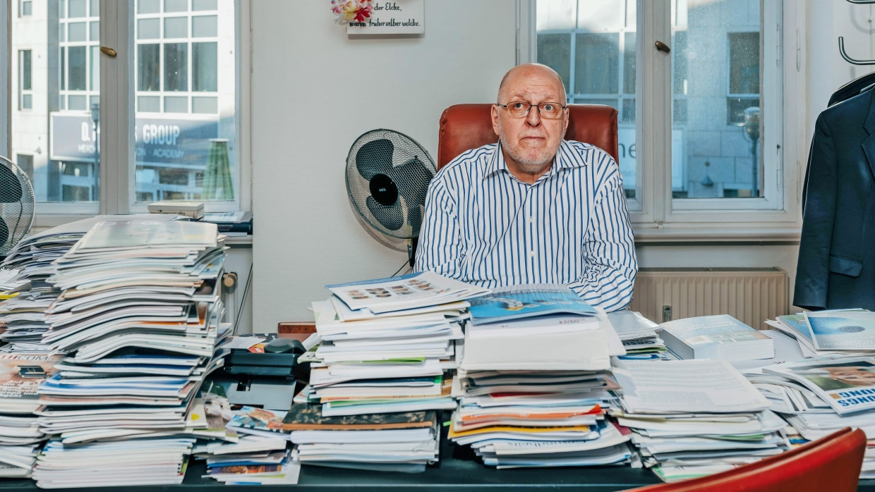 Der Jurist Franz Knieps, 68, hört Ende Juni als Vorsitzender des Dachverbands der 64 deutschen Betriebskrankenkassen auf. Hinter ihm an der Wand, bunt geschmückt, eine Elchkopf-Attrappe mit einem Reim von Robert Gernhardt.