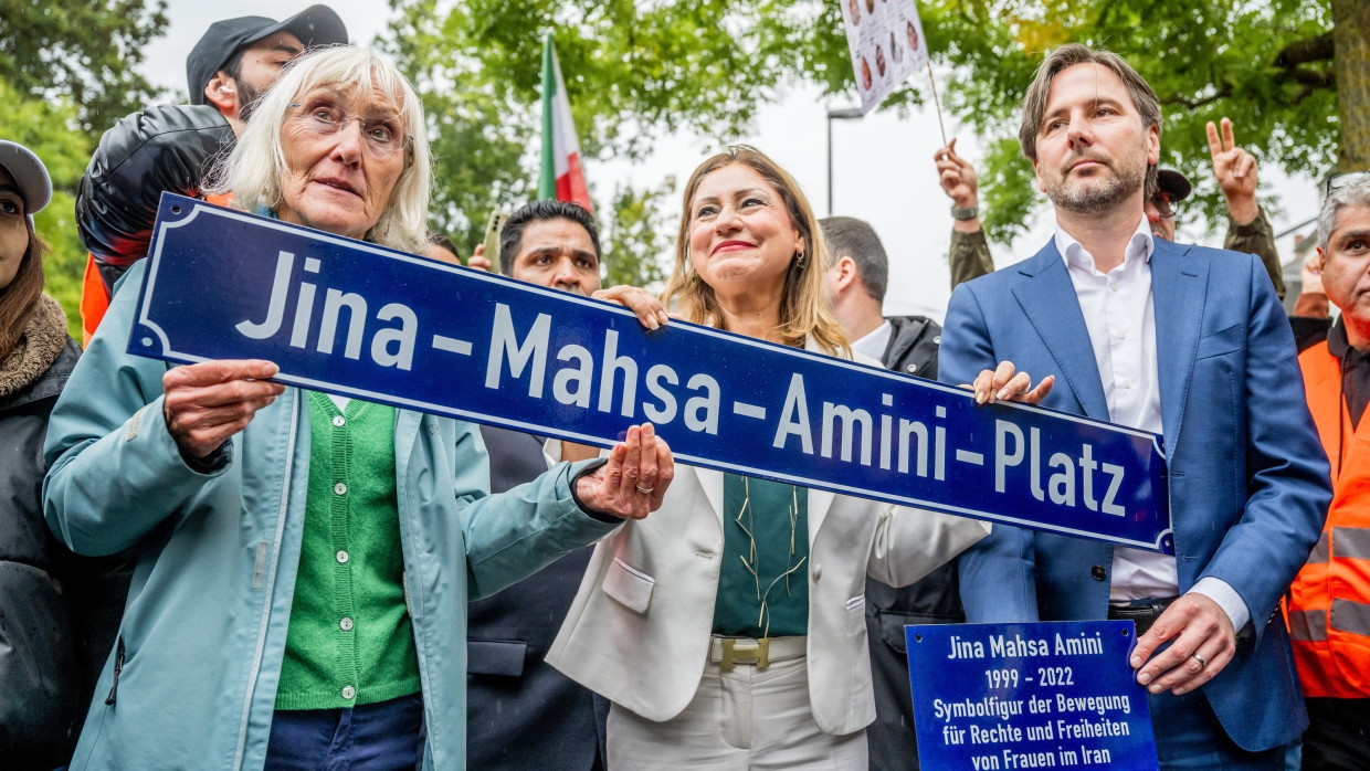 Nargess Eskandari-Grünberg feiert mit Kommunalpolitkern die Umbenennung eines Frankfurter Platzes nach der iranischen Aktivistin Jina Mahsa Amini.