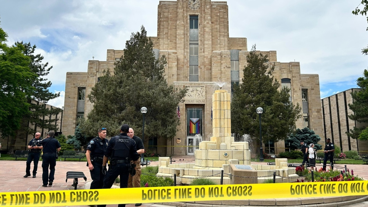 Einsatzkräfte der Polizei ermitteln an der Pearl Street Mall in Boulder, Colorado, wo bei einer Attacke mehrere Menschen verletzt wurden.