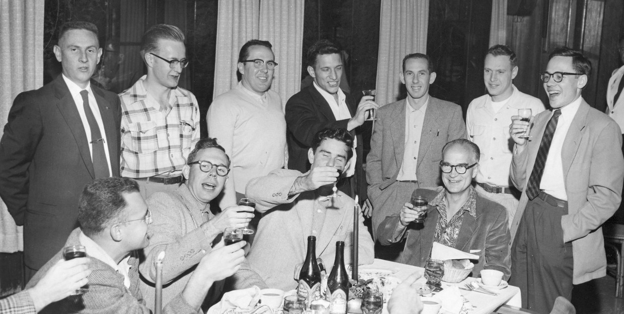 Feierlaune bei der „Shockley Semiconductor Corporation" im Jahr 1956. Die Mitarbeiter gratulieren ihrem Chef (am schmalen Ende des Tischs sitzend) zum Nobelpreis. Ganz links sitzt Gordon Moore, in der Mitte steht, mit einem Glas Wein in der Hand, Robert Noyce. Beide sollten später die Firma „Intel“ gründen.