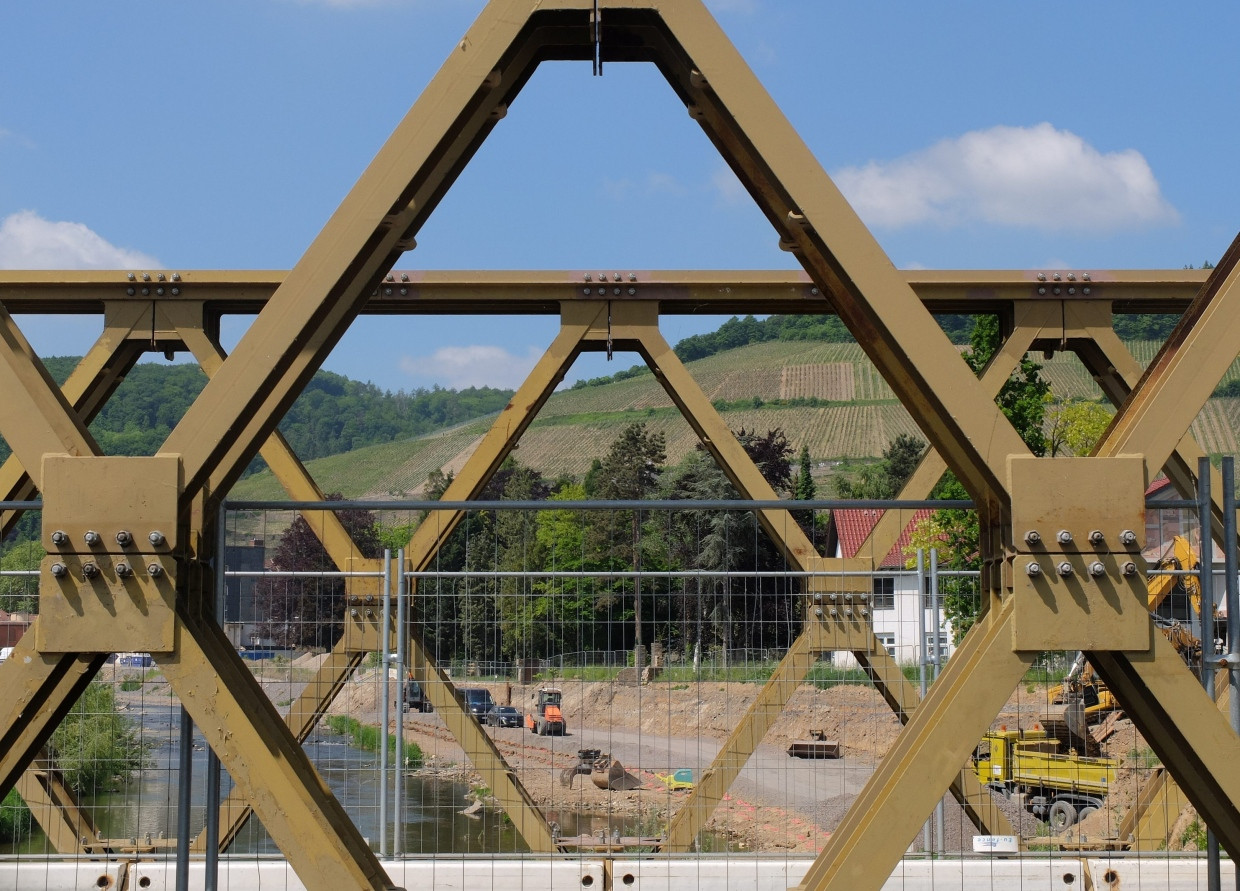 Die Straße ins Zentrums von Ahrweiler führt noch immer über eine Behelfsbrücke.