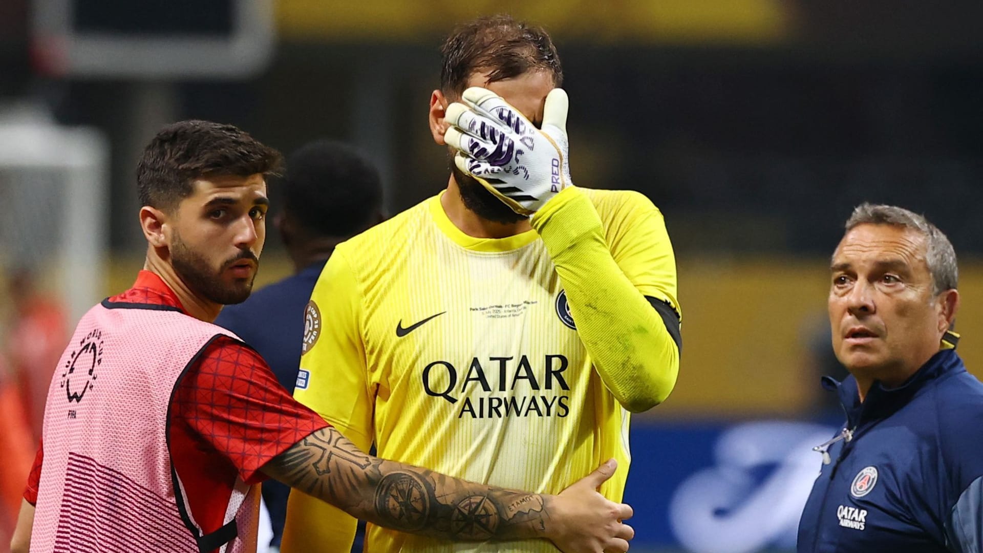 Gianluigi Donnarumma: Der Italiener sprang nach einem Ball, als er auf Musialas Knöchel landete. Gianluigi Donnarumma: Der Italiener sprang nach einem Ball, als er auf Musialas Knöchel landete.