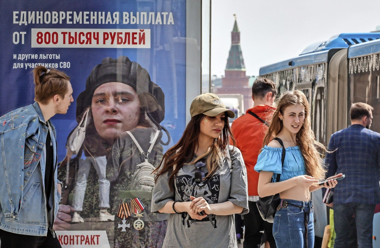 Ein Werbeplakat der Armee im April in Moskau