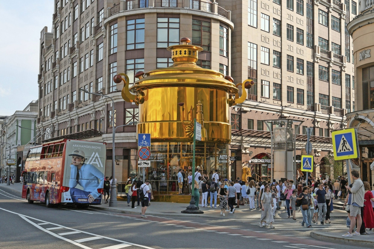 Ein glänzender Samowar ziert vorübergehend den Eingang zur Arbat-Flaniermeile.