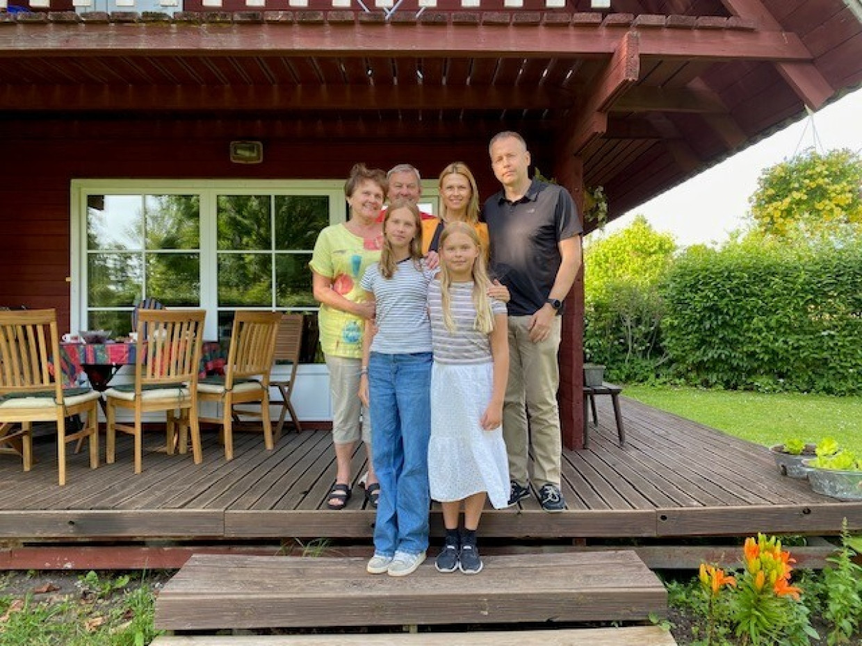 Familie Tammist vor ihrem Sommerhäuschen an der estnischen Ostsee. Katrin Raamat (69), Andres Tammist (72), Kai Tammist (45), Greta und Marie (13, 9 Jahre) Tammist und Rene Tammist (47)
