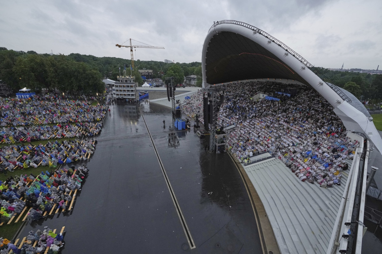 Chorsänger nehmen am estnischen Liederfest teil auf dem Liederfestgelände in Tallinn, Estland, am 5. Juli 2025