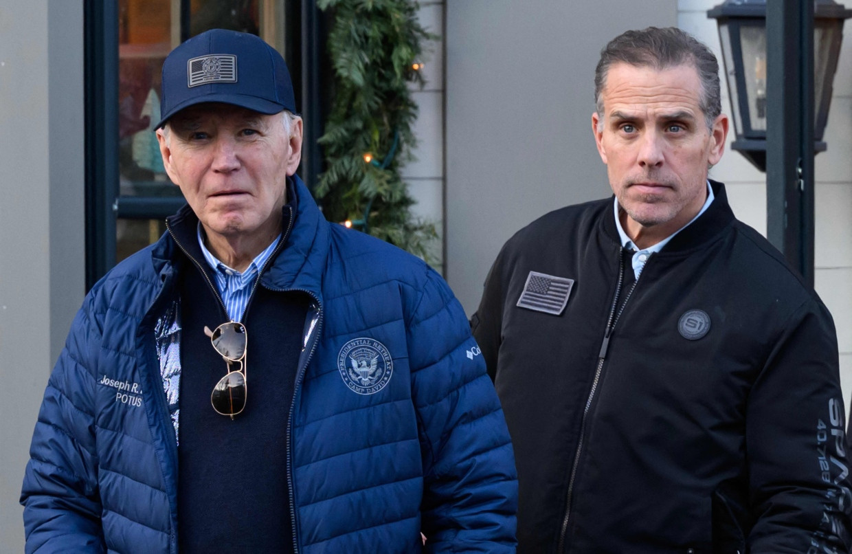 US-Präsident Joe Biden und sein Sohn Hunter Biden verlassen am 29. November 2024 beim Einkaufen in Nantucket, Massachusetts, einen Buchladen.