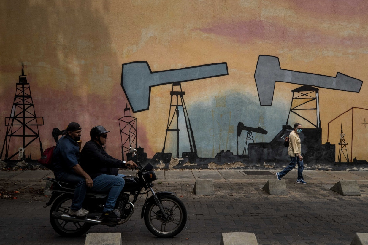 Wandgemälde vor einem der Gebäude des staatlichen Ölkonzerns Petroleos de Venezuela in Caracas