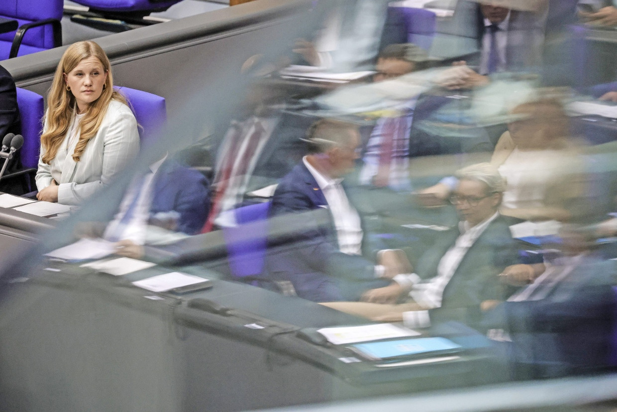 Bundestagsvizepräsidentin Josephine Ortleb (SPD) und die AfD-Fraktion im Spiegelbild