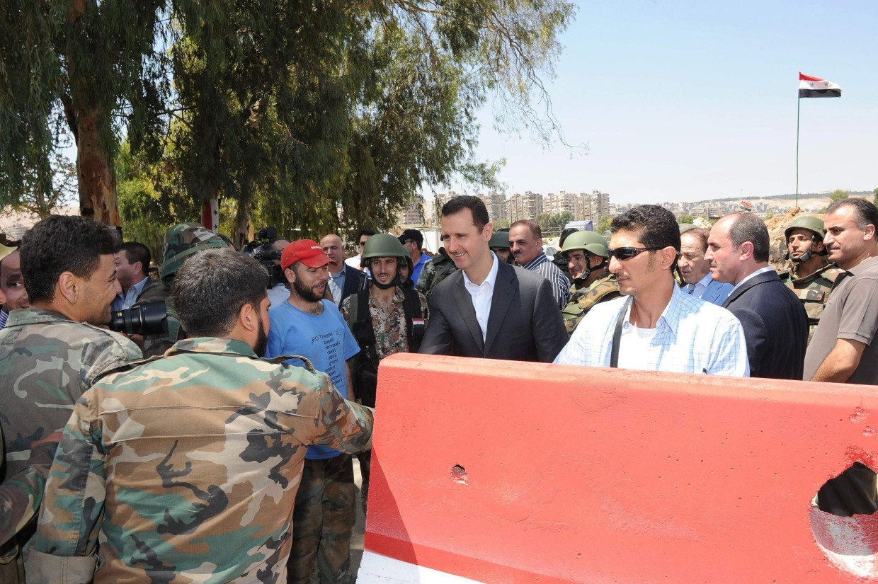 Darayya war einer der ersten Orte, in denen es Proteste gegen Baschar al-Assad gab: Das Bild zeigt den damaligen Machthaber bei einer Inspektion in dem Ort im Jahr 2013.