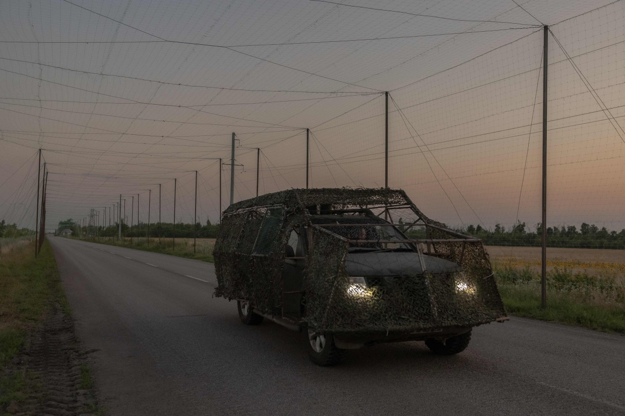 Netze werden aus Abwehrdrohnen geschossen, oder wie hier im Donbass über Straßen und Autos gehängt.
