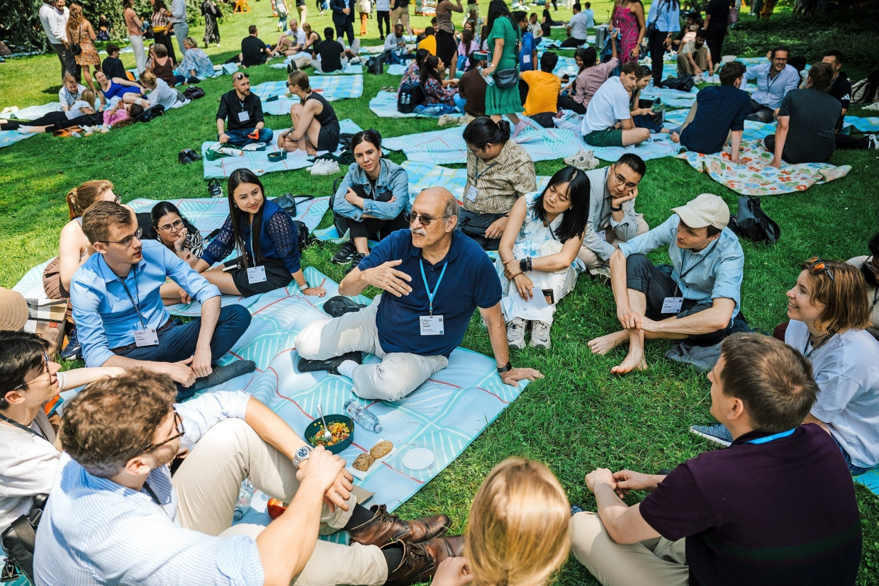 Der „Geist von Lindau“ beim Picknicken: US-Nobelpreisträger Martin Calfie im Gespräch mit Nachwuchsforschern auf der Insel Mainau.